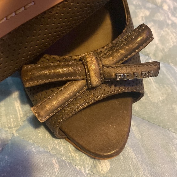 Authentic Women Prada shoe. Beautiful and in very good shape. - Picture 2 of 3